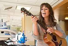 一位SPU音乐疗法的Alumni在医院里弹吉他.